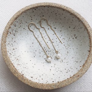 Pendientes de Hilo Dorado con Perla, Pendientes Colgantes con una Sola Perla, Joyería de Perlas Delicada y Minimalista, Pendientes Elegantes Hechos a Mano para Mujer, Regalo - Product Image 2