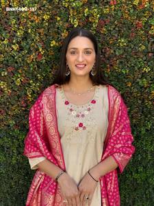 Kurti-Pant de Seda Romana de Primera Calidad con Trabajo Artesanal, Listo para Usar, Color Crema, con Dupatta, Suministro al por Mayor, Exportador Mundial - Product Image 6
