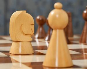 Piezas de ajedrez de lujo reproducción del Memorial de la Guerra Australiano, en madera de Sheesham y boj natural, al mejor precio. - Product Image 2