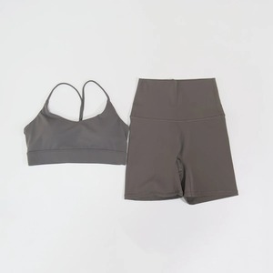 Ensemble de sport deux pièces confortable pour femme Crown Gate International Summer 2Pcs, dos croisé, pour yoga et fitness, avec soutien-gorge intégré - Product Image 1
