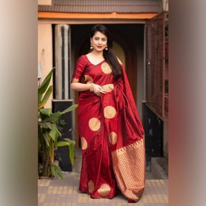 Sari traditionnel en soie Banarasi avec travail de tissage en or Zari et blouse non cousue rouge - Product Image 1