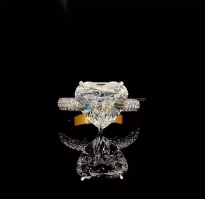 Anillo de Diamante Cultivado en Laboratorio con Corte Corazón en Oro Amarillo con Diamantes Laterales, Anillo de Compromiso Romántico, Regalo Nupcial de Lujo para Mujer - Product Image 1