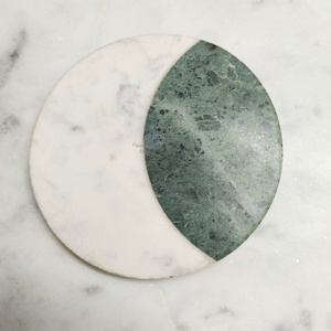 Ensemble de sous-verres modernes faits à la main en bois et époxy Tapis et tampons uniques au toucher vert - Product Image 4