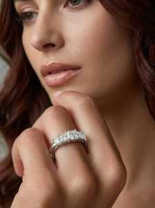 Bague à cinq pierres en moissanite taille princesse East West, en argent sterling 925, cadeau idéal pour anniversaires, fêtes et amis - Product Image 2