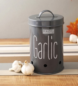 Boîte de rangement pour ail en métal gris avec trous d'aération pour la conservation des produits frais et un comptoir de cuisine moderne et élégant - Product Image 1