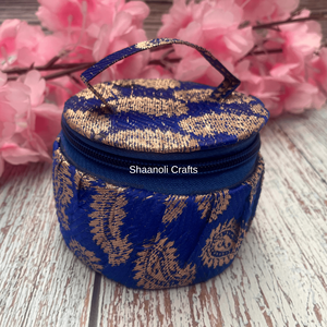 Belle boîte ronde de broderie à la main avec fermeture à glissière boîte de bracelet à bijoux de stockage en soie avec fermeture à glissière pour accessoires pour femmes - Product Image 4