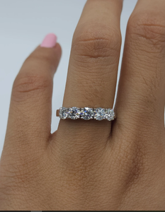 Bague de mariage demi-éternité en moissanite taillée 1 carat, sertie de diamants pavés, en or blanc massif 14 carats, cadeau d'anniversaire et de fête pour femme - Product Image 1