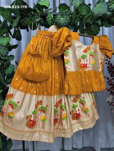 สินค้ามาใหม่ ชุดเลเฮนกา-เสื้อสำหรับเด็ก ผ้าไหมผสมแบบดั้งเดิมของอินเดีย พร้อมงานทอผ้า  ผู้ส่งออกอินเดีย ช้อปปิ้งออนไลน์ อินเดีย - Product Image 6