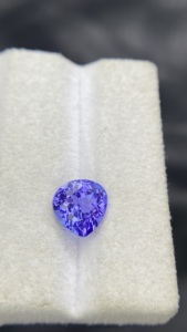 Pierre précieuse naturelle certifiée Tanzanite naturelle taille cœur 8 MM avec une couleur et un lustre excellents, Zoisite naturelle 2,13 carats sous loupe - Product Image 6