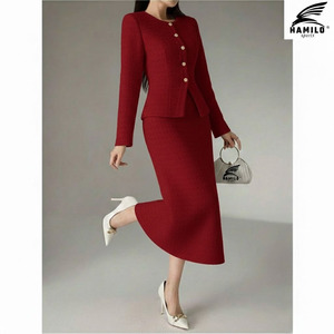 ชุดกระโปรง OEM แบบยั่งยืนสำหรับผู้หญิง เสื้อครอปท็อปมีฮู้ดพร้อมลายพิมพ์โลโก้ลำลอง ชุดกระโปรงครอปท็อปมีฮู้ดสำหรับฤดูหนาว - Product Image 3