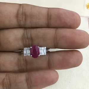 Anillo de Compromiso y Boda para Mujer con Diamante Blanco Natural de Corte Baguette Redondo de 0.30 Ct y Rubí Ovalado, Plata de Ley 925, Venta al Por Mayor - Product Image 3