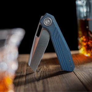 Couteaux pliants bleus avec lame argentée, manche en métal rainuré, pivot circulaire et fente d'ouverture de la lame pour une utilisation quotidienne en extérieur - Product Image 1
