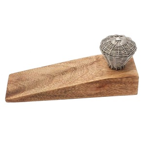 Cintres en bois européens de qualité supérieure pour armoires d'hôtel avec logo personnalisé et crochet chromé - Product Image 6