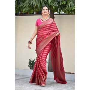 Sari en brocart de soie Banarasi attrayant avec travail en Zari doré et chemisier non cousu Rani - Product Image 1