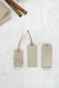 Nouvelles étiquettes en papier biodégradable faites à la main avec bordure festonnée, étiquettes d'emballage durables pour les cadeaux de mariage et l'emballage cadeau - Product Image 1
