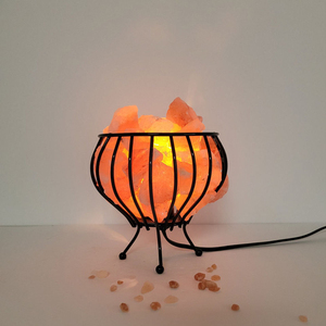 Lampe décorative en maille métallique moderne, artisanale, en forme de pyramide, avec panier en fer sculpté, lampe de sel de l'Himalaya et interrupteur à intensité variable - Product Image 6