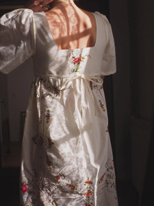Vestido Maxi de Algodón Blanco Bordado con Flores Hecho a Mano, Ropa Étnica Elegante con Mangas con Volantes y Detalles de Bordado Intrincado - Product Image 4