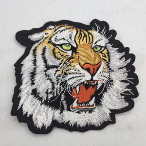 Patch tête de tigre thermocollant, applique en tissu de forme irrégulière, décor en PVC 3D gaufré, patch à coudre pour cadeaux et vêtements - Product Image 1