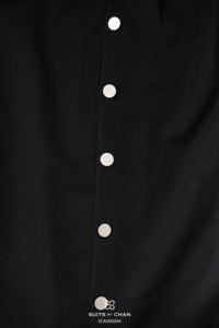 เสื้อเบลาส์แขนกุดสีดำสำหรับผู้หญิง คอตั้ง ติดกระดุม ด้านหน้าผูกโบว์ สีพื้น เรียบหรู เหมาะสำหรับใส่ทำงาน ยี่ห้อ MIRANDA - Product Image 6