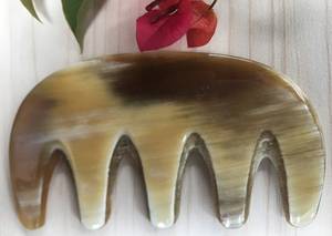 ZONE ARTISANALE Peigne démêlant moderne en corne de buffle naturelle, écologique et fait main, en forme de décoration de mariage de l'Uttar Pradesh - Product Image 2