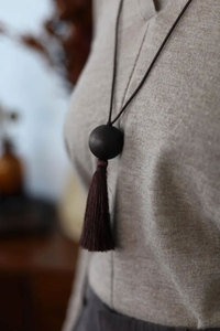 Collier en macramé fait main avec pampilles, perles en bois foncé, longues pampilles, bijoux bohèmes minimalistes - Product Image 3