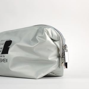 กระเป๋าเครื่องสำอางซิปไนลอนสีเงินพรีเมี่ยมพร้อมโลโก้ที่กำหนดเองเก็บของทันสมัยสำหรับการใช้งานประจำวัน - Product Image 3