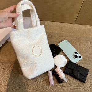 Sacs GWP de la boutique de beauté, sacs à main en peluche pour femmes, sacs fourre-tout mini classiques blancs en édition limitée de Noël - Product Image 2