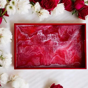 Plateau en bois rouge et résine époxy fait main, design géode, 3 tailles, cadeau de pendaison de crémaillère, art fonctionnel, plateau TV, cadeau pour hôte - Product Image 1