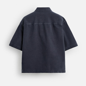 เสื้อเชิ้ตเดนิมแขนสั้นผู้ชายทรงหลวมสไตล์ยูทิลิตี้ คอปกพับได้ ระบายอากาศดี สีพื้น สโตนวอช สำหรับใส่หน้าร้อน ปี 2026 - Product Image 5