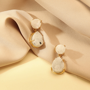 Élégantes boucles d'oreilles pendantes en cristal de quartz plaqué or pour femmes, design goutte d'eau fait main, bijoux de fête et de mode. - Product Image 3