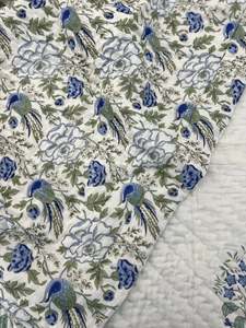 Ensemble de couette réversible en coton 100% imprimé à la main, motif paon royal et fleurs bleues, fait main pour la décoration de la maison et des hôtels - Product Image 1