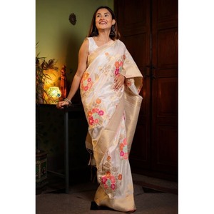 Sari de Boda RICH LOOK de Seda Banarasi, Modal y Rayón con Bordado de Hilo Dorado y Blusa Sin Coser - Product Image 1