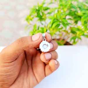 Pendentif artisanal en argent sterling avec perle d'eau et serti clos, design coussin, bijou élégant pour femmes et enfants, cadeau raffiné - Product Image 3