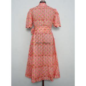 Robe midi en coton tricoté à imprimé floral pour femme, style moderne et élégant, col en V, manches courtes, poches, décoration boutonnée - Product Image 3