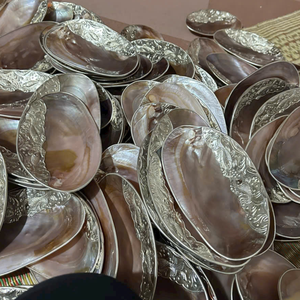 Assiette en coquille artisanale de luxe en gros pour la restauration fine, avec bords argentés et motifs traditionnels ornés - Product Image 5