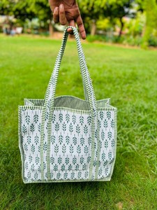 Sac fourre-tout matelassé en coton imprimé à la main avec motifs floraux, sac fait main - Product Image 3