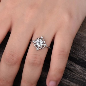 Bague de fiançailles vintage en or blanc 14 carats avec diamant taille émeraude pour femme - Product Image 2