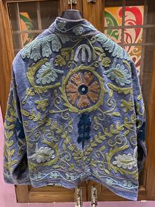 Veste en velours bleu brodée Suzani, faite à la main, motif floral, style bohème, pour femme, vêtement d'extérieur artisanal vintage, fournisseur en gros - Product Image 4
