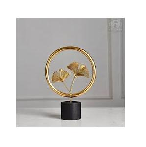 Sculpture en forme de feuille au design unique Ornement Statue Figurine Décor de bureau Finition dorée Accessoires de table brillants Prix bas - Product Image 1