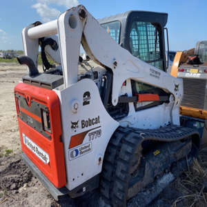 Cargadora compacta Bobcat T770 de alta capacidad, ideal para el manejo de suelos, transporte de grava y gestión de materiales en sitios de construcción. - Product Image 5