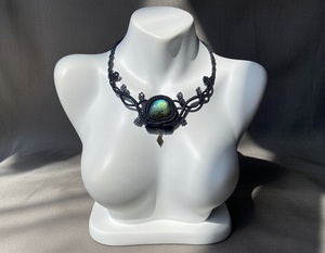 Collar de Macramé Intrincado de Lujo con Labradorita |   Estilo Oficina/Profesional Multicolor Rojo Marrón |   HARI OM CREATIONS Platino - Product Image 6