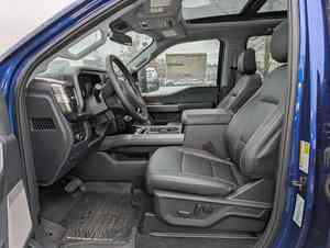 Ford Super Duty F-350 SRW LA-RIAT 4WD Crew Cab Pickup 2026, roues de 18 pouces, intérieur en cuir, et toit ouvrant panoramique disponible - Product Image 2