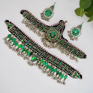 Magnifique coiffe Matha Patti tribale afghane ornée de délicats travaux en filigrane d'argent et de breloques métalliques en cascade - Product Image 2