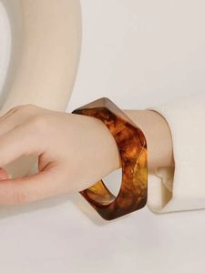 Bracelets en résine de qualité supérieure, élégants et légers, avec des motifs modernes, parfaits pour les déclarations de mode tendance par AFZA ENTERPRISES - Product Image 4