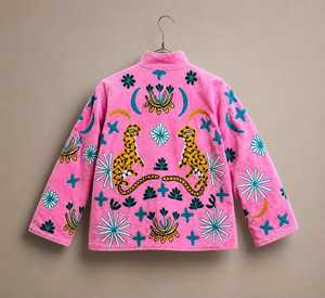 เสื้อแจ็คเก็ตผ้าฝ้ายพิมพ์ลายขนแกะสีชมพู แบบหนา สองด้านใส่ได้ ปักลายดอกไม้ด้วยมือ แขนยาว คอวี สำหรับผู้หญิง - Product Image 3
