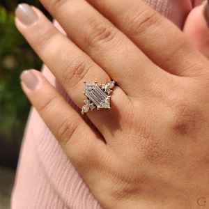 Bague de fiançailles en or massif 14 carats pour femme, sertie de trois pierres de laboratoire de forme hexagonale allongée de 3,01 carats, idéale pour un cadeau de promesse de mariage. - Product Image 6