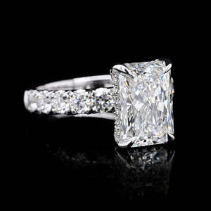 Bague de Fiançailles de Luxe Certifiée en Or Jaune 14K avec Moissanite Taille Radiant, Halo Caché et Micro-Pavé de Diamants – Vente en Gros OEM/ODM - Product Image 1