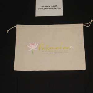 Logotipo personalizado impreso digitalmente en una bolsa con cordón de algodón de una fábrica india. - Product Image 1