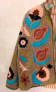 Chaqueta de terciopelo bordada inspirada en mariposas y granadas, estilo suzani, abrigo floral bohemio, blazer artesanal hecho a mano para invierno. - Product Image 6