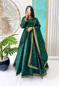 Impresionante vestido Anarkali con vuelo y dupatta para mujer, con bordado Zari dorado, perfecto para bodas y ocasiones festivas. - Product Image 2